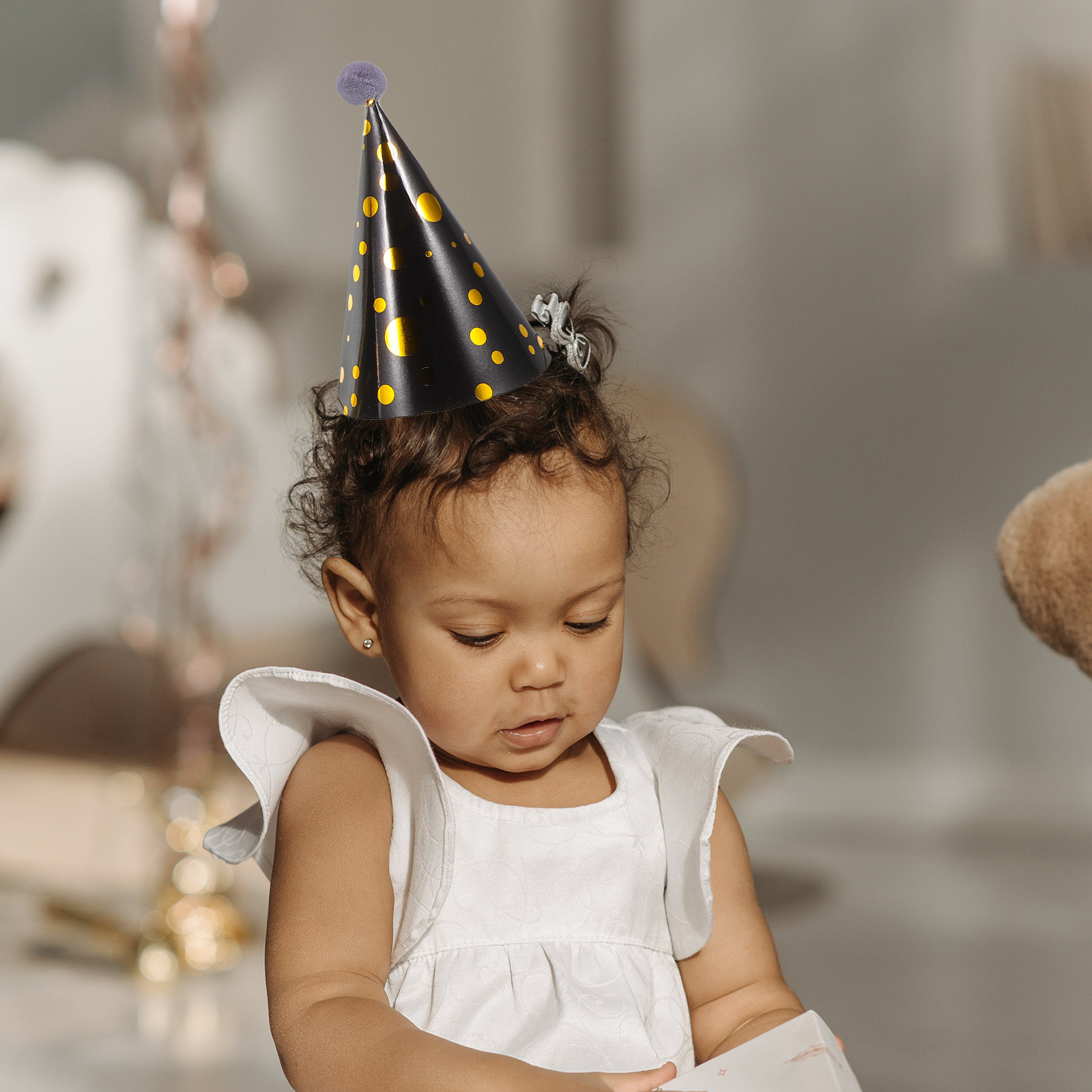 3個入り、金箔があしらわれた紙製の円錐形帽子。小さなパーティ - Party Hat Cone のレビューと価格